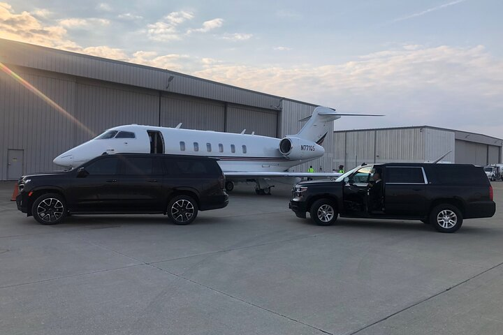 Curbside SUV Transfer from ORD to Downtown Chicago - Photo 1 of 11